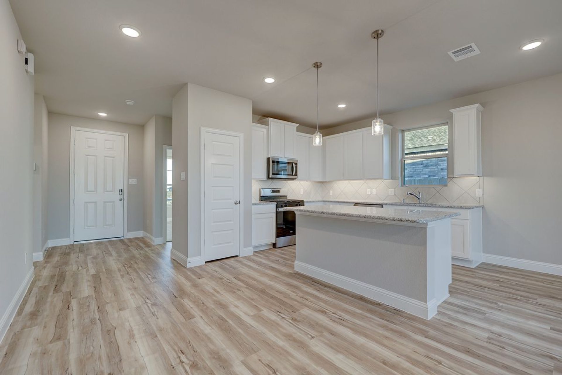 Redwood II at 10933 Cacao Drive, Fort Worth, Texas: photo 3